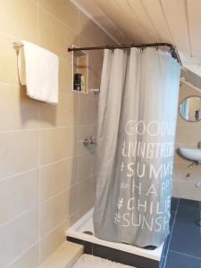 a shower curtain in a bathroom with a sink at FeWo Royal & Goodness Home in Mühlhausen +25 photos