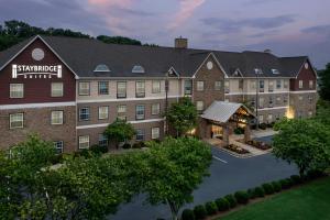 Staybridge Suites Greenville I-85 Woodruff Road, an IHG Hotel في غرينفيل: اطلالة علوية على فندق مع مبنى