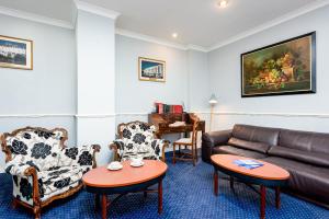 sala de estar con sofá y mesa en Imperial Hotel, en Eastbourne