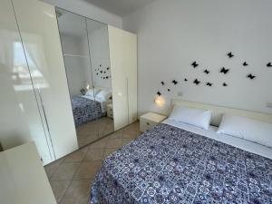 a bedroom with a bed with birds on the wall at Appartamenti Doria in Civitavecchia