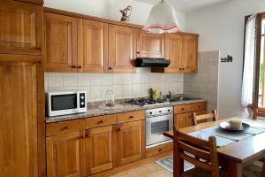 A kitchen or kitchenette at Casa di Caio tra le colline del Prosecco