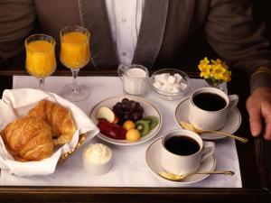 bandeja de desayuno con café y cruasanes en Korifi Apts & Std Adults Only, en Hersonissos