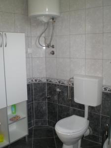Ένα μπάνιο στο Apartments Jeremic