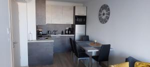 Kuchyňa alebo kuchynka v ubytovaní Life Apartmanok