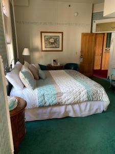 ein Schlafzimmer mit einem großen Bett in einem Zimmer in der Unterkunft Hotel St Nicholas in Cripple Creek
