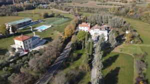 een luchtzicht op een herenhuis met een auto voor de deur bij Country Esmera in Desenzano del Garda