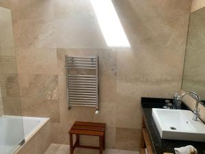 une salle de bain avec un lavabo et une baignoire dans l'établissement Tocuyeros Boutique Hotel, à Cusco 53 autres photos