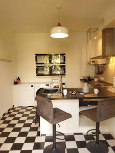 eine Küche mit einer Spüle und einem karierten Boden in der Unterkunft Salzufler Wohntraum in Bad Salzuflen