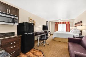 Kuchyň nebo kuchyňský kout v ubytování Holiday Inn Express Portland SE - Clackamas Area by IHG