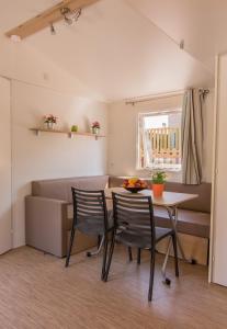 Posezení v ubytování Complejo Turístico & Camping Cabopino