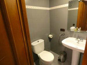 La salle de bains est pourvue de toilettes et d'un lavabo. dans l'établissement Hotel Mercado by gaiarooms, à Salamanque