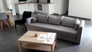 un soggiorno con divano e tavolino da caffè di Maison entière moderne tout confort de 92m² ad Angoulême