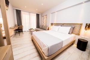 Ένα ή περισσότερα κρεβάτια σε δωμάτιο στο Kali Thea Suites