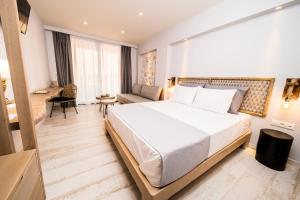 Postel nebo postele na pokoji v ubytování Kali Thea Suites