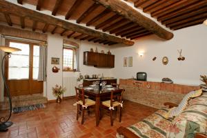 sala de estar con mesa y sofá en Podere Il Pero en Siena