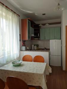 Kuchyň nebo kuchyňský kout v ubytování Villa Triton