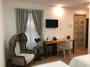 a hotel room with a desk and a chair at Adamas House Hotel Boutique in Quito