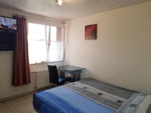 Postel nebo postele na pokoji v ubytování Hôtel-Gîte rural à 3 km de Delémont