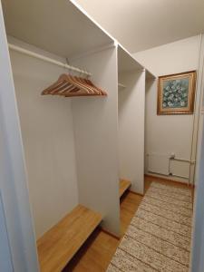 een lege kamer met een kast met een tapijt bij Metsä Fibren biotehtaan lähellä (1,5km) 6 hlö:lle in Kemi
