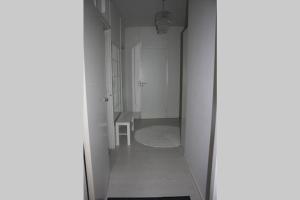 a hallway with a white room with a table at BlueSolarPearl B - vaihtoehto majoittumiselle in Linnavuori
