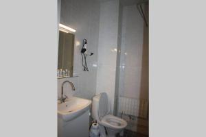 a bathroom with a toilet and a sink at BlueSolarPearl B - vaihtoehto majoittumiselle in Linnavuori