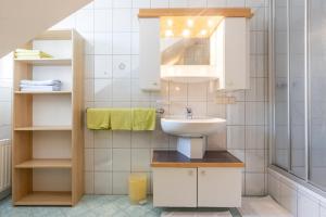 un bagno bianco con lavandino e specchio di Pernerhof ad Aich