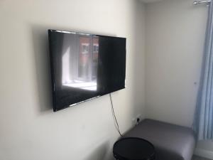 uma televisão de ecrã plano pendurada numa parede em Springfield em Oakham
