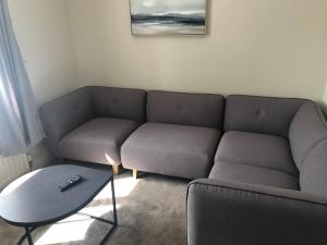 sala de estar con sofá y mesa en Springfield en Oakham