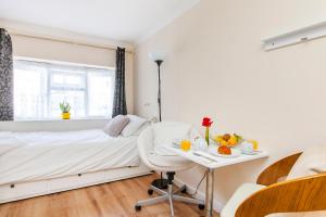 Llit o llits en una habitació de TH Serviced Apartment London
