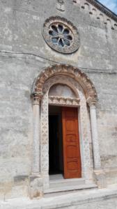 a church with a wooden door and a window at B&B CASAVACANZE CHIESA MADRE in Carovigno