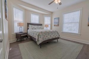 Gallery image of Uptown Cottage Newly Updated Home Near the Strand Galveston Harbor and UTMB in Galveston