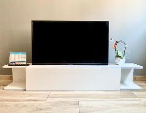 A television and/or entertainment centre at Appartamento in centro storico - via Mascarella - Università