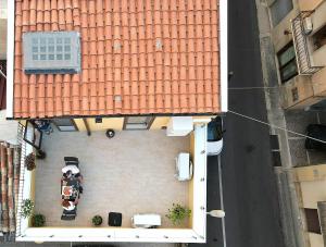 una vista in alto di una persona in piedi su un edificio di La Dimora Di Segesta B&B a Calatafimi