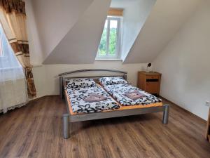 Voodi või voodid majutusasutuse Studentská apartments toas