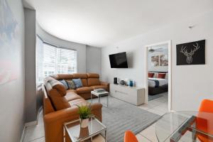 un soggiorno con divano e una camera da letto di The Madison South beach Suites a Miami Beach