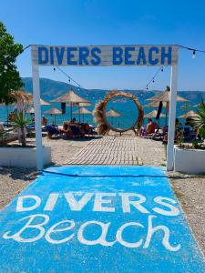 a sign that says divers beach beach on a beach at Hotel Divers in Vlorë