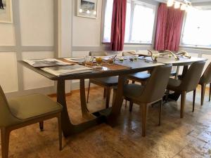 jadalnia ze stołem i krzesłami w obiekcie Charming Swiss Chalet Andermatt w mieście Andermatt