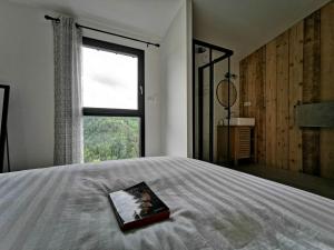 Un pat sau paturi într-o cameră la Maison d'architecte en pleine nature