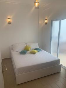 - un lit blanc avec 2 oreillers dans la chambre dans l'établissement Well being point, à Agadir