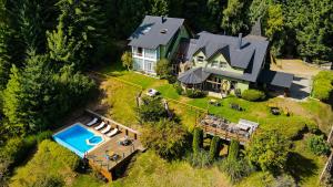 una vista aérea de una casa con piscina en Hostería Verde Morada en Villa La Angostura