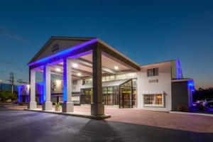 サンダスキーにあるDays Inn by Wyndham Sandusky Cedar Pointの青い灯りが目の前にある建物