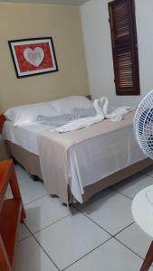 GuaramirangaにあるPousada de serra TUTUCAのベッドルーム1室(白いシーツが置かれたベッド1台付)