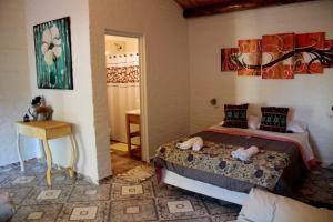 Una cama o camas en una habitación de Hotel de Campo El Rebenque