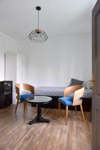 een woonkamer met een bank, stoelen en een tafel bij Vacation house Stala la la in Požega