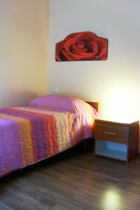 1 dormitorio con 1 cama y una pintura en la pared en Alle Vallesse, en Altavilla Vicentina