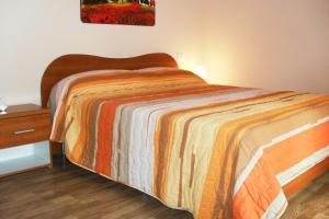 a bedroom with a bed and a dresser with a bedspread at Alle Vallesse in Altavilla Vicentina
