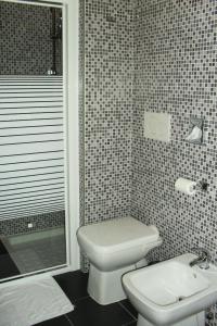 een badkamer met een toilet en een wastafel bij Alle Vallesse in Altavilla Vicentina