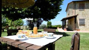 una mesa de picnic con comida encima en Le Terre Di Giano, en Paciano