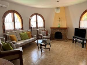 sala de estar con sofá y chimenea en Llar Soraya - Chalet en Calpe en Calpe