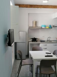 Virtuvė arba virtuvėlė apgyvendinimo įstaigoje LA REGGIA APARTMENTS MILAZZO
